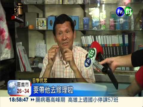 飛越分隔島! 廂型車醉翻對向道