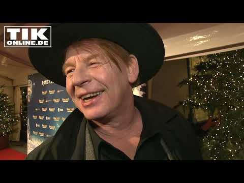 Ben Becker with moving words: We need thinking people and love!