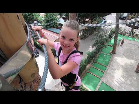 Naomi doet Jungle Tour  op Park Albatros