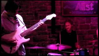 Video thumbnail for Pop into the Chemist (LIVE) using the 3Leaf GR2 by Mike Hermans