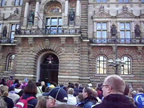 HSV-Handball 2010: Deutscher Pokalsieger HSV auf dem Rathausbalkon - Warten auf die Spieler