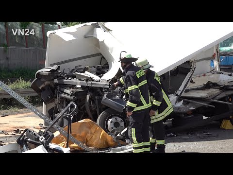 19.05.2022 - VN24 - 7,5-Tonnen LKW verkeilt sich unter Sattelzug