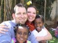 Un momento emotivo cuando esta pareja conoce a sus hijos adoptivos