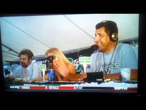 Aaron Rodgers steals belt from Freddie Mitchell