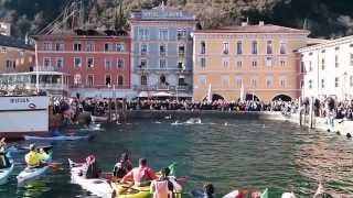 preview picture of video 'Capodanno 2014: tuffi nel lago a Riva del Garda (TN)'