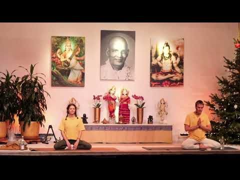 YOGA Mittelstufe "meditatives Halten" mit Adrian - Yoga Vidya Ashram Live - 16:15 Uhr 08.11.2021