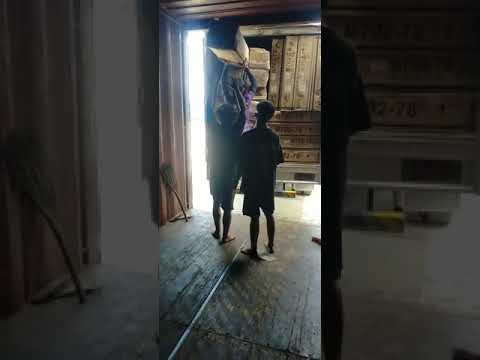 Xuống hàng từ xe tải xếp vào kho 