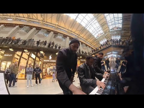 Spontaneous Coldplay medley draws large crowd at the street piano | Fix You/Clocks (6 hands)