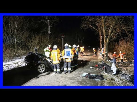 „Wagen komplett um Baum geschlungen“: Autofahrer kommt von Straße ab und stirbt