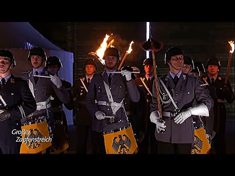 Preußischer Zapfenstreichmarsch: Tambourmajor Christian Richter - Stabsmusikkorps der Bundeswehr