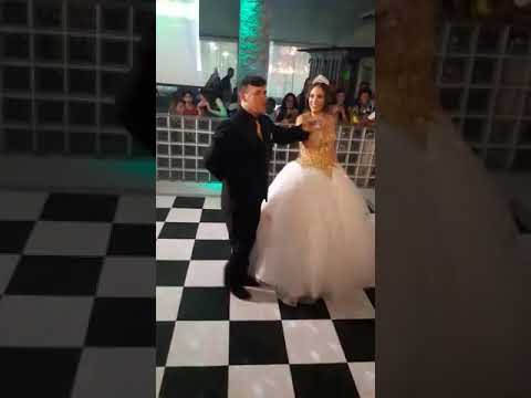 A melhor e mais emocionante valsa com o pai, e o príncipe