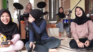 Download lagu Suara misterius ikut terdengar coba tebak itu apa!! I Edisi latihan EzzurA #qasidah#ezzura#nasidaria mp3