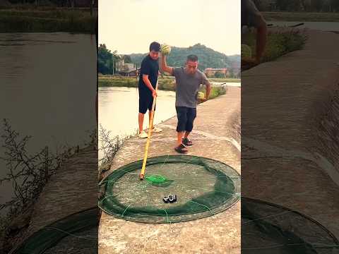 أغرب طريقة لصيد السمك بالبطيخ! 🍉🐟 #shorts
