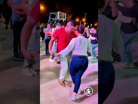 Excelsa forma de bailar las #cumbias de esta parejita de mis pagos chaqueños
