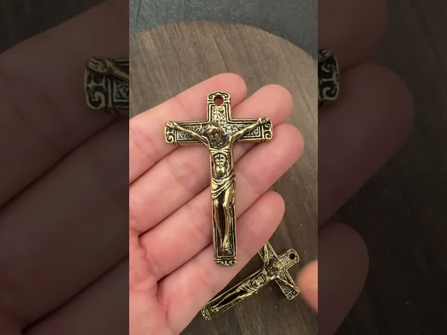Vídeo relacionado con QUEAMBLER Llavero de crucifijo de Jesús, Santa Cruz, regalo religioso católico, plata, 75 x 45 mm