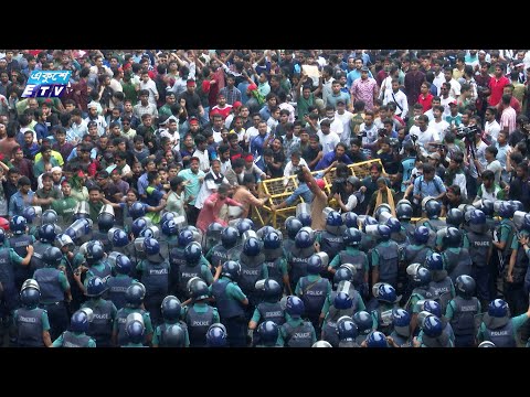 কোটা সংস্কারঃ পুলিশের ব্যারিকেড ভেঙে শাহবাগ মোড়ে শিক্ষার্থীরা