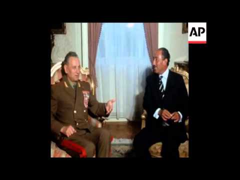 SYND 15-5-72 SOVIET DEFENCE MINISTER GRECHKO MEETS SADAT