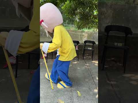 Kakek jalan pake tongkat