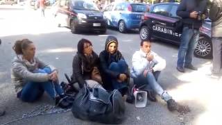 strage-del-bus-incatenati-davanti-al-tribunale