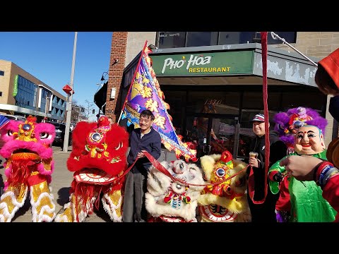 DAT011 - Luna New Year Lion Dance - Phở Hòa, Tết múa lân và đót pháo đầu năm.