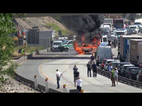 Auto in Flammen | Autobahn A7 in Hamburg-Eidelstedt