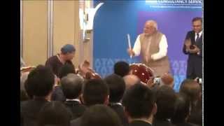 PM Narendra Modi matching beats with Japanese cere