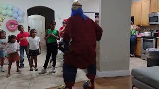 Payaso Pikorete Celebrando el Cumpleaños de Dariana en Orlando Fl Cha Cha Slide Hand On Knees