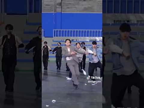 BTS V dance with Saki Saki song🔥🥰 #hindisong #btsdance #taehyung #dancevideo #sakisaki #viralshort