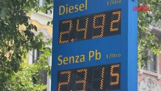 Milano, i tassisti alle prese con il caro carburante: «10-15 euro al giorno in più di gasolio»