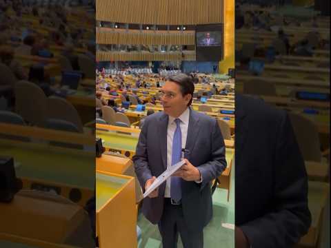 El embajador israelí intenta entregarle una terminal Starlink al delegado iraní en la ONU #shorts