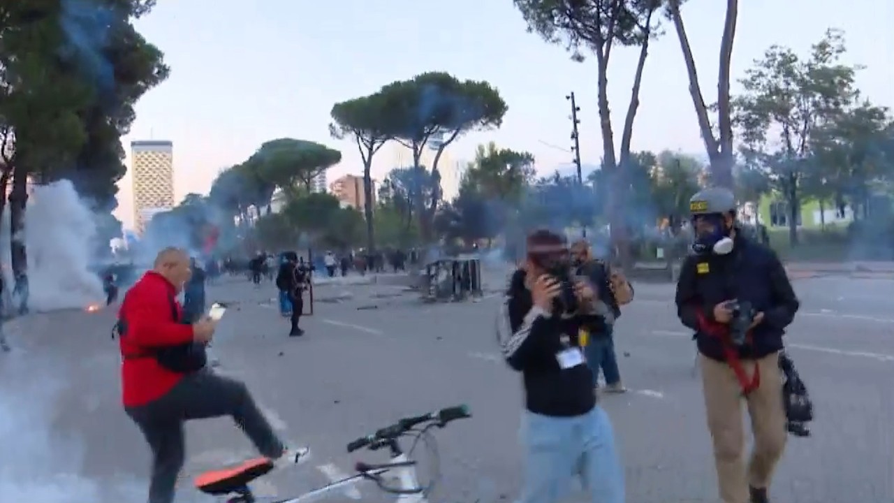Tensionohet protesta përpara Kryeministrisë, protestuesit hedhin bomba molotov dhe gurë, policia kundërpërgjigjet me ujë dhe gaz lotsjellës