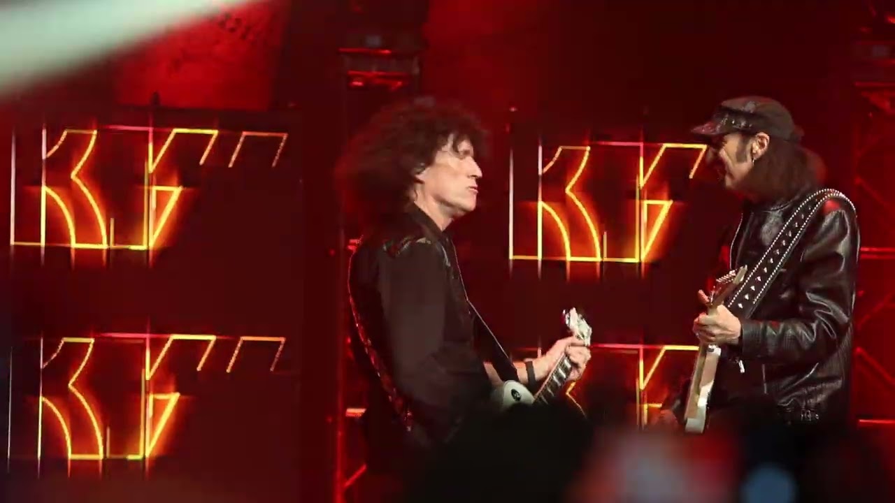 KISS - Lick it up (with Bruce Kulick) Las Vegas 2025-11-25 - YouTube