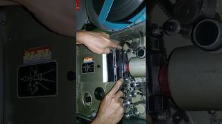 Download lagu Ternyata Seperti Ini Loh Cara Operator Film Memasang Klise 35mm Ke Proyektor Xenon 104 Mabak mp3