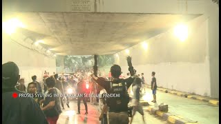 Download lagu Kericuhan Gangster, Pemuda-pemuda ini Tetap Ribut Saat Polisi Datang - 86 mp3