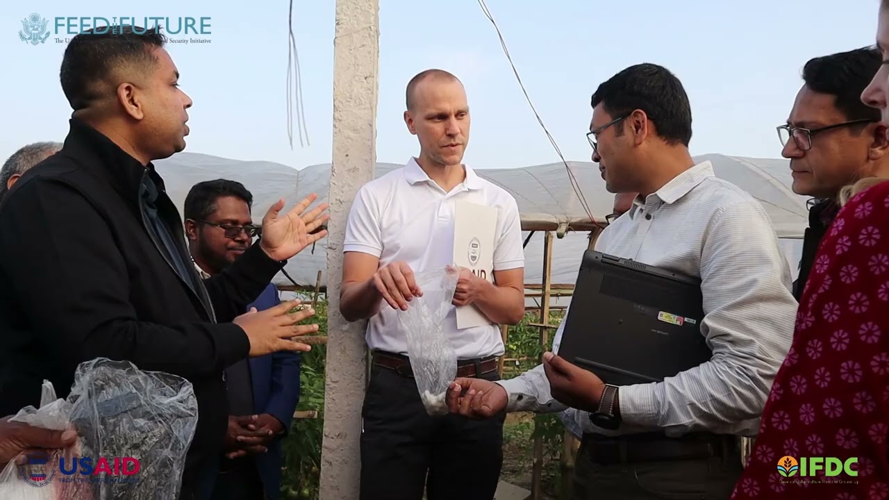 IFDC Bangladesh | Measuring Greenhouse Gas Emissions in Agricultural Fields Using LI-COR Flux System