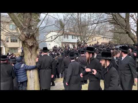Crowds Gathering In Monsey For Skulener Rebbe Levaya