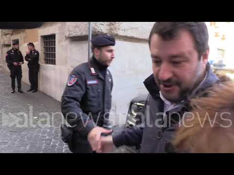 Interlude between Salvini and a black correspondent from Le Iene: "I prefer other kisses"