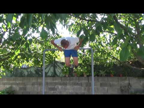 INCREÍBLE ACROBACIA SOBRE BARRA DE DOMINADAS
