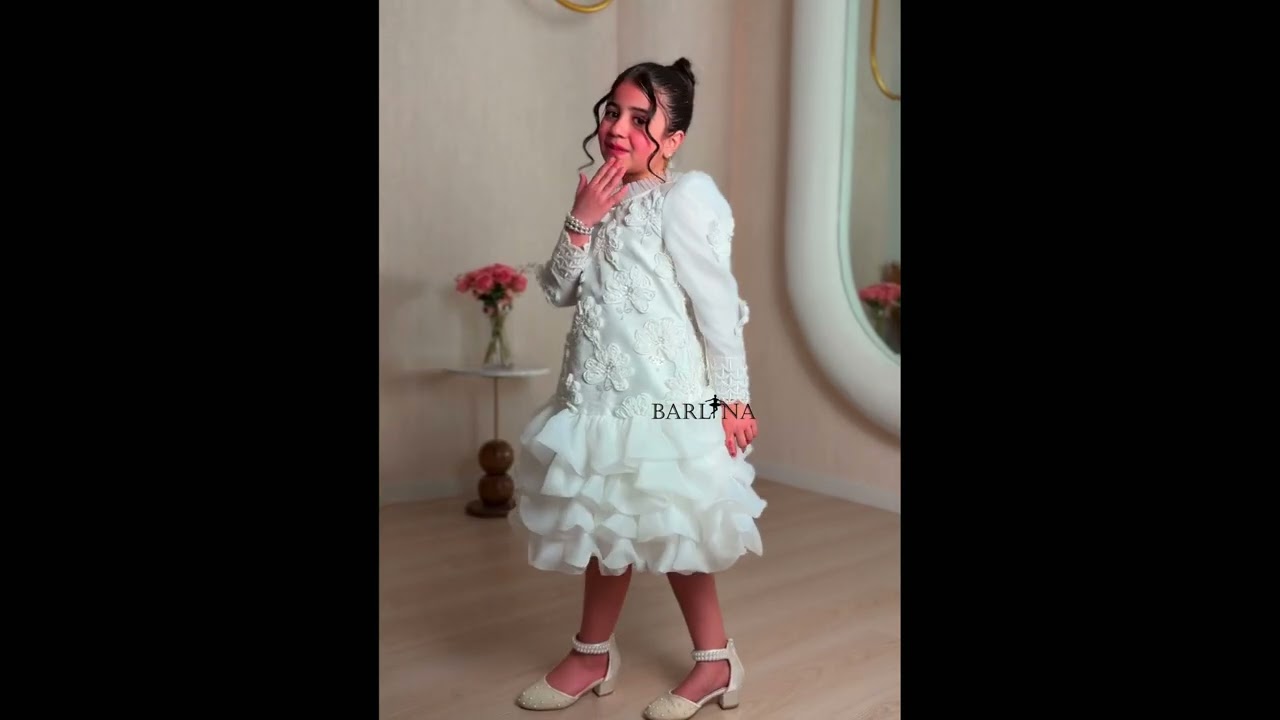 فستان بناتي أبيض مزين بورود بارزة - 14سنة