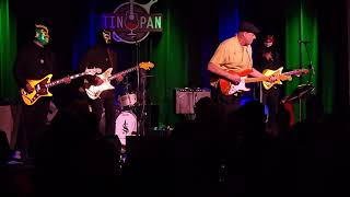 'Misirlou,' Los Straitjackets w/ Deke Dickerson, 03.12.26