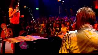 Amy Winehouse &amp; Paul Weller - Don&#39;t Go To  Strangers - Live