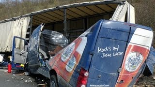 preview picture of video 'A 70: Schwerer Unfall auf Autobahn - Biertransporter kracht in LKW Sattelzug'