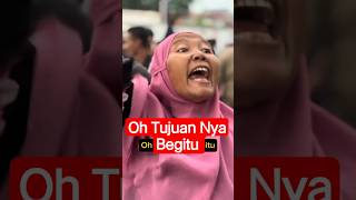 Download lagu Mother wearing pink headscarf demonstrating #demo #dpr #ojol #brimob #anies #prabowo #president mp3