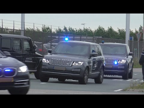 Gepantserde Politie voertuigen brengen verdachten Mocromaffia naar de Rechtbank op Schiphol