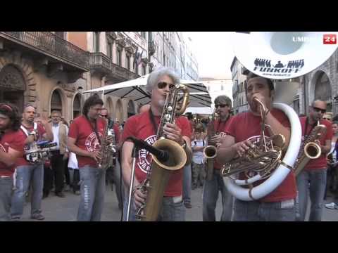 Umbria Jazz 2013 La street parade dei Funk Off a Perugia