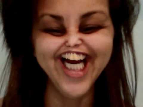 Tiffany com crise de riso