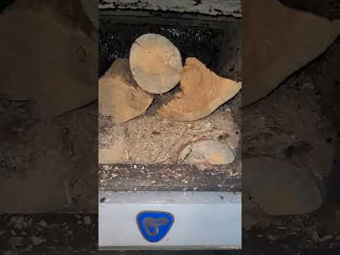 Drewno+trociny+węgiel w kotle zgazowującym 5 klasy Ogniwo. Kamera w kotłowni. 