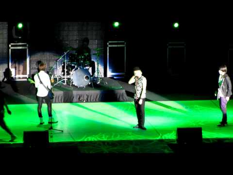 FT-Island playing around on stage while Rehearsal @ Fort Canning 11th Dec 2009