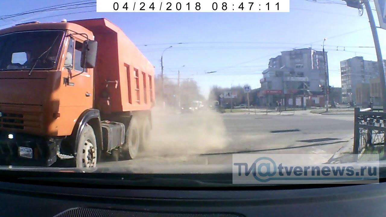 Автобус врезался в "Камаз" на перекрёстке в Твери