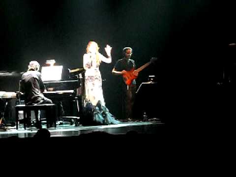 Pastora Soler dedica una copla a Lorena Gomez en su concierto de Miami! Lindo gesto!